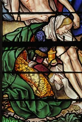 Vitrail w4 représentant une scène de la vie de Sainte Marie Madeleine - la sainte à la Descente de Croix