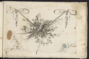 Guirlande de fleurs, grappe de raisin et épis de blé