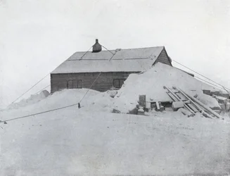 La cabane au Cap Adare, vers 1911, 1913