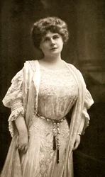 Marie Corelli, romancière britannique, 1909