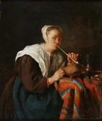 Une femme assise fumant une pipe