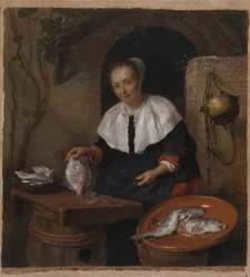 Femme nettoyant des poissons