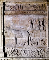 Bas-relief de la période gallo-romaine représentant un char tiré par des chevaux, transportant des passagers. Avignon, Musée Calvet