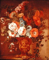 Roses, coquelicots, chèvrefeuille, giroflées et autres fleurs dans un vase sculpté