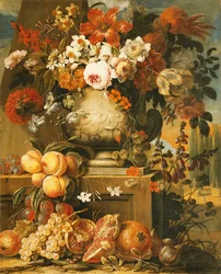 Fleurs dans des urnes sur des piédestaux avec des fruits