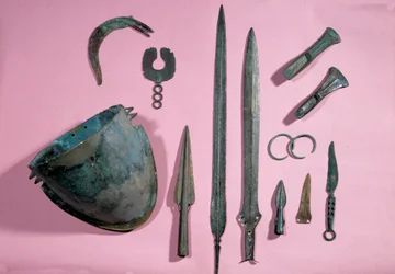 Art gaulois : casque en bronze, hache, faucille, parure, épée, bracelet, pointe de Theil-à-Billy-sur-Loir. 1150 - 950 av. J.-C. Saint-Germain-en-Laye, Musée des Antiquités
