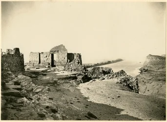 Ruines du temple, avec le Nil en arrière-plan, Qasr Ibrim, Égypte, photographie de Georg Steindorff, vers 1930