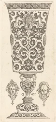 Gobelet avec base décorée de deux grandes coquilles
