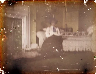 Femme assise sur un canapé, vers 1910