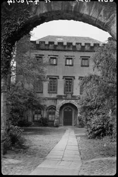Mur avec arche devant le n° 9, The College, County Durham