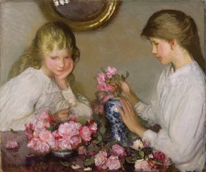Deux filles arrangeant des bouquets