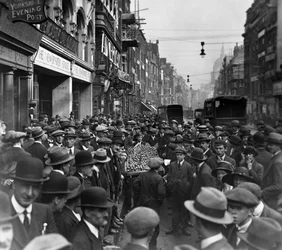 Foule devant la Maison des journaux, Fleet St regardant vers l