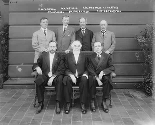 Charles Taze Russell (au centre) avec Ernest Wilson V. Kuehn, le général William P. Hall, Robert B. Maxwell, J.T.D. Pyles, le Dr Leslie W. Jones, le professeur F.B. Thompson, 1911