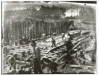 Ouvriers au travail dans une tranchée de construction à la Van Diemenstraat à Amsterdam