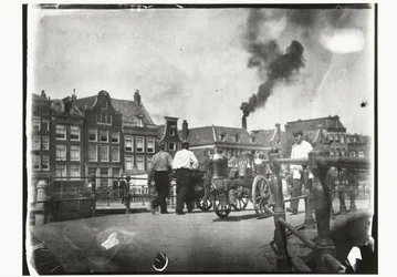 Vue sur le Prinsengracht près du pont sur le Leidsegracht à Amsterdam