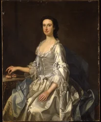 Mary, épouse de Henry, 7ème Lord Arundell de Wardour, en robe de satin gris, tenant des roses près d