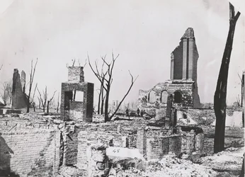 Ruines du bâtiment de la Chicago Historical Society après le grand incendie de Chicago, 1871
