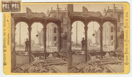 Stéréographe du palais de justice vu à travers les ruines du côté est de Clark Street après l