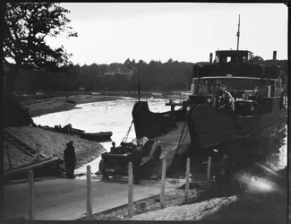 Une voiture quittant la cale d