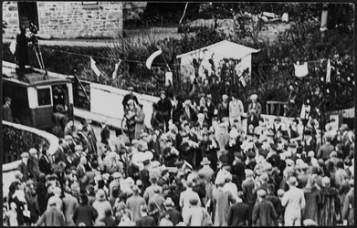 Foule lors du Flora Day pour la Helston Furry Dance, 1925-35 (photo)