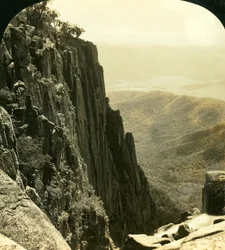 Le côté nord de la gorge, Buffalo Ranges, Victoria, Australie, vers 1909