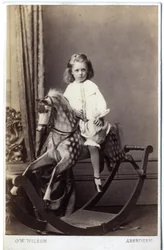Jeune fille assise sur un cheval à bascule, 1860s