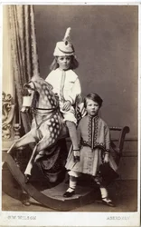 Jeune fille avec chapeau sur un cheval à bascule avec une autre fille debout à côté, 1860s
