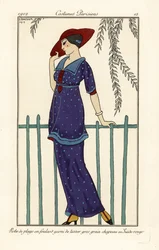 Femme en robe de plage en foulard garni de gros grain tussor, chapeau en suède rouge