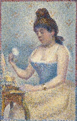 Jeune femme se poudrant