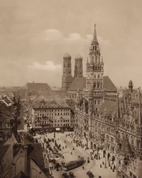 Munich / Munich : Marienplatz avec le nouvel hôtel de ville (b/w photo)
