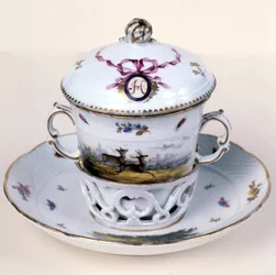 Tasse en porcelaine du 19ème siècle (utilisée pour boire des boissons chaudes)