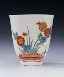 Un gobelet évasé Bottger Kakiemon peint avec des chrysanthèmes et des herbes, c.1725