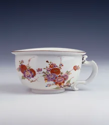 Un bourdaloue de Bottger de forme ovale irrégulière peint à la manière de Johann Ehrenfried Stadler, vers 1725