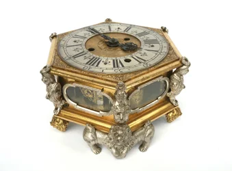 Une horloge de table