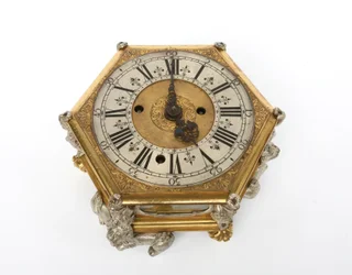 Une horloge de table