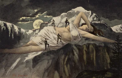 Une femme nue sur une montagne escaladée par des alpinistes tandis que la lune observe
