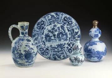 Sélection de céramiques bleues et blanches de Francfort dans un style chinois, vers 1700