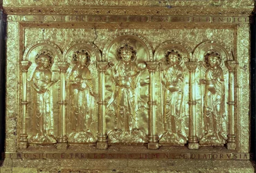 Antependium représentant le Christ avec les donateurs à ses pieds entre les archanges Gabriel, Raphaël et Michel et Saint Benoît