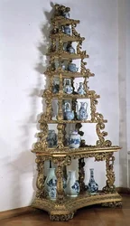 Collection de porcelaine chinoiserie bleue et blanche sur un support pyramidal, allemand, début du 18ème siècle