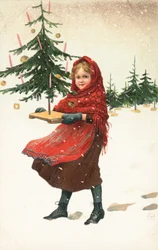 Fille portant un petit arbre de Noël dans la neige