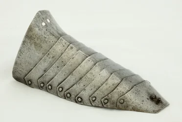 Sabaton droit, c.1490, restauré 1850-1925