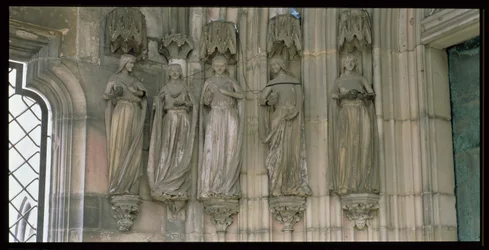 Les Cinq Vierges Sages, figures de jambage du Portail du Paradis, figures sculptées vers 1250, porche construit vers 1350