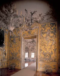 La salle de repos menant à la galerie des glaces, conçue par François Cuvilliés (1695-1768), avec des stucs de Johann Baptist Zimmermann (1680-1758), 1734-37