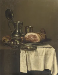 Nature morte avec cruche en étain, tasse en argent, jambon sur un plat en argent, couteau sur un plat en étain et un petit pain