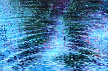 Ondulations bleues au bord du lac