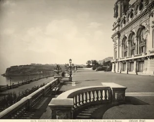 Guetteur devant le Casino de Montecarlo, Monaco visible au loin