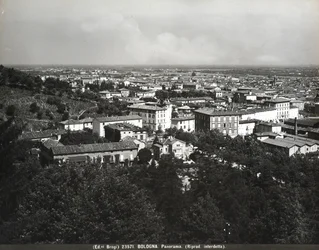 Panorama de Bologne avec quelques usines et une colline