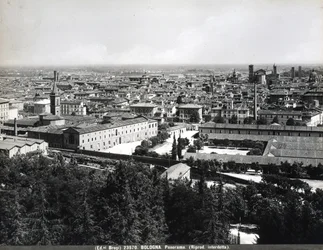 Vue panoramique de Bologne avec des usines et une place