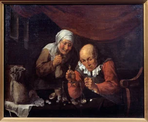 Le couple avare de vieillards pesant leurs possessions