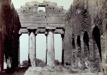 Intérieur du Temple de la Concordia dans la Vallée des Temples à Agrigente. Au premier plan, deux colonnes doriques; sur les côtés, un mur périmétrique arqué